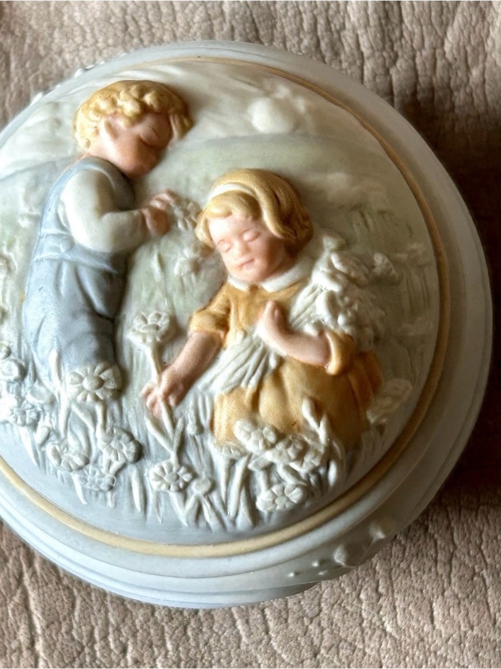 Vintage 1985 Avon Golden Dreams Porcelain Music Box